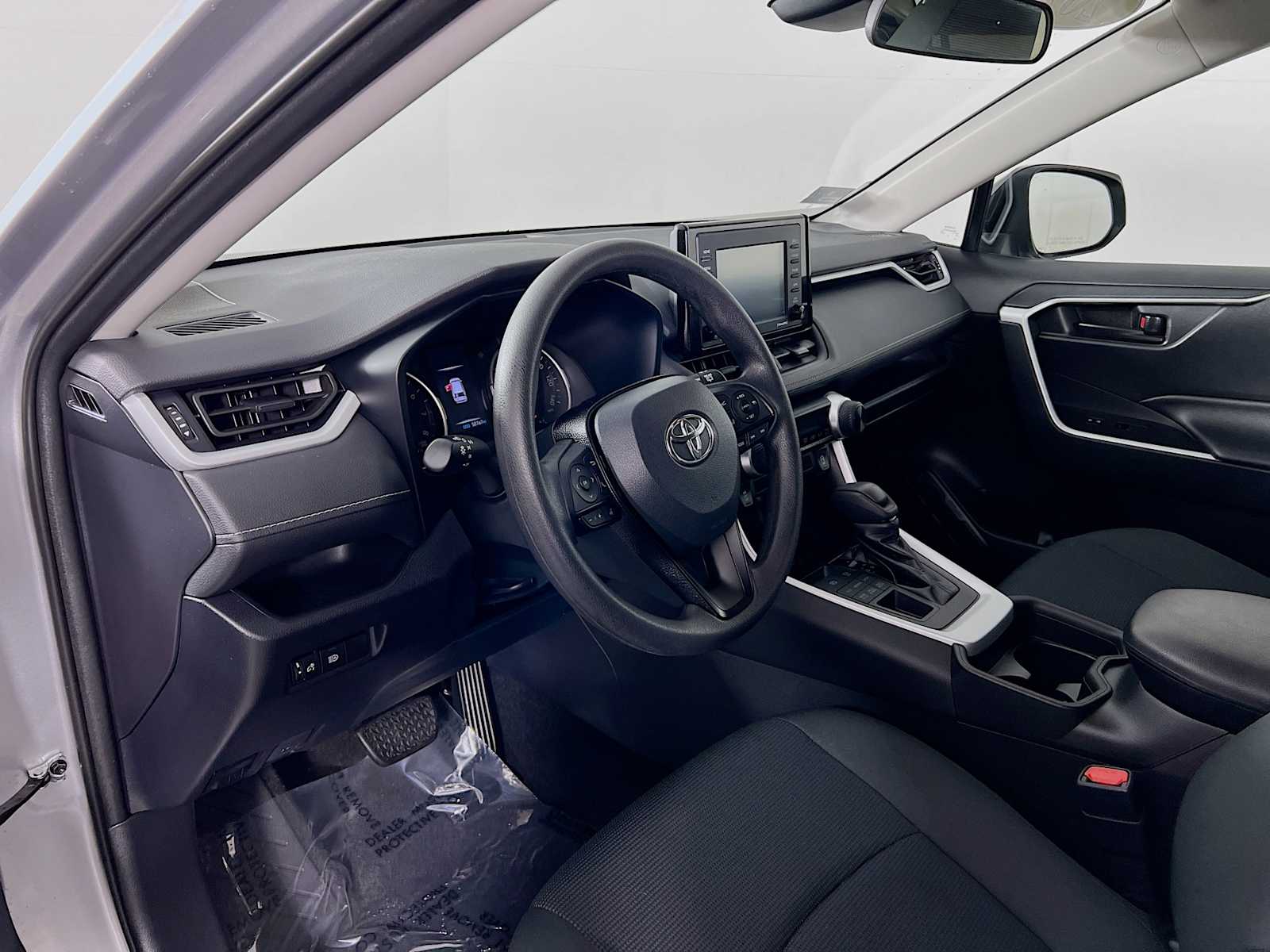 2020 Toyota RAV4 LE - Photo 9