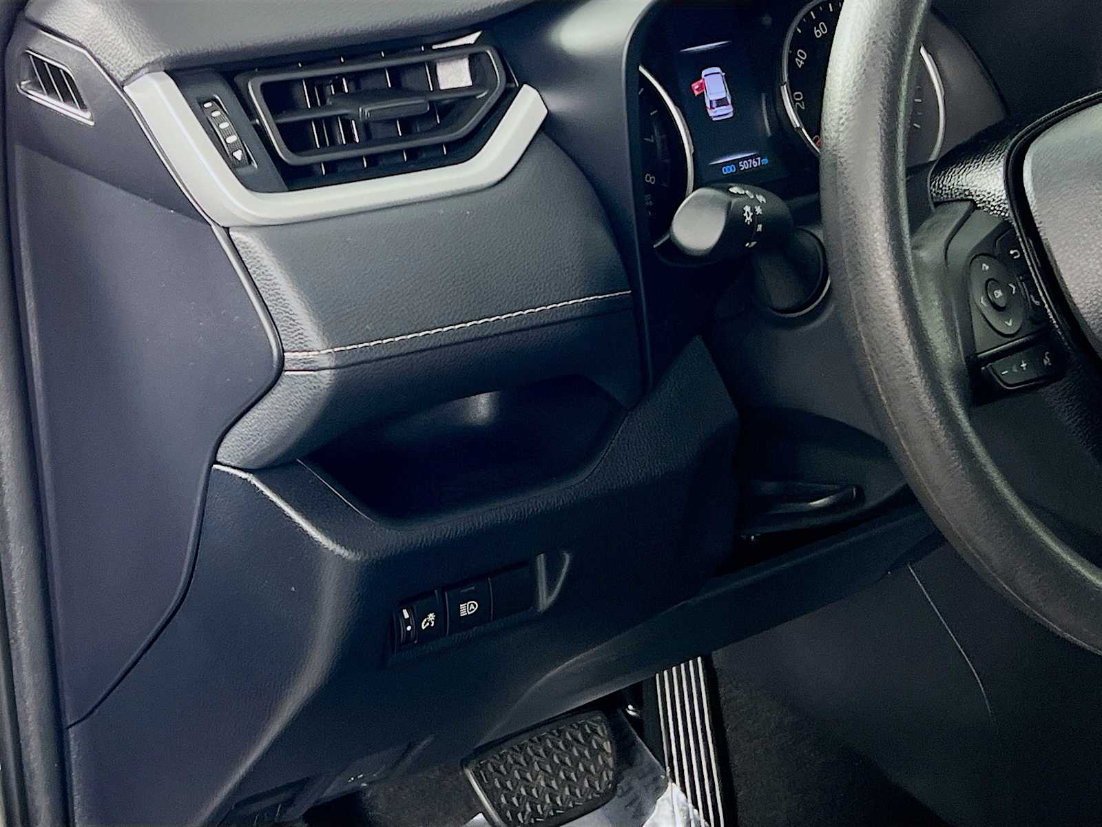 2020 Toyota RAV4 LE - Photo 10