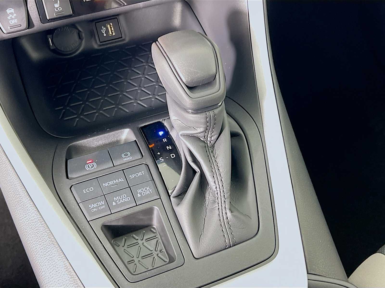 2025 Toyota RAV4 XLE - Photo 11