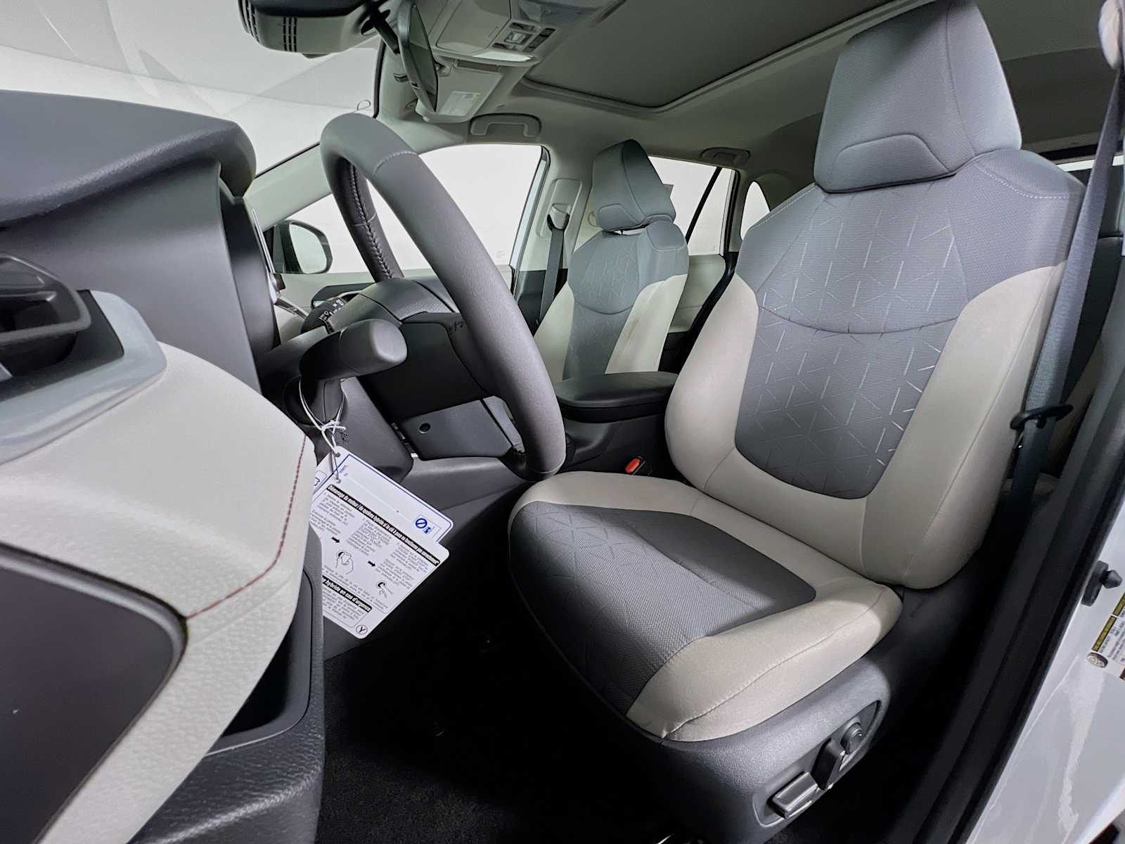 2025 Toyota RAV4 XLE - Photo 12