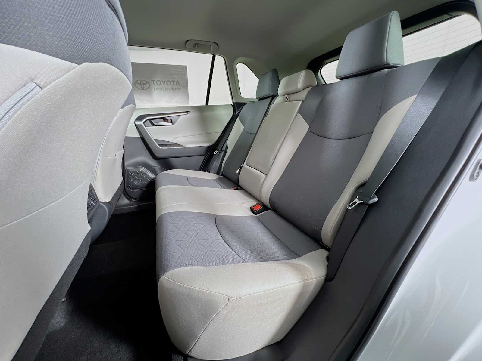 2025 Toyota RAV4 XLE - Photo 13