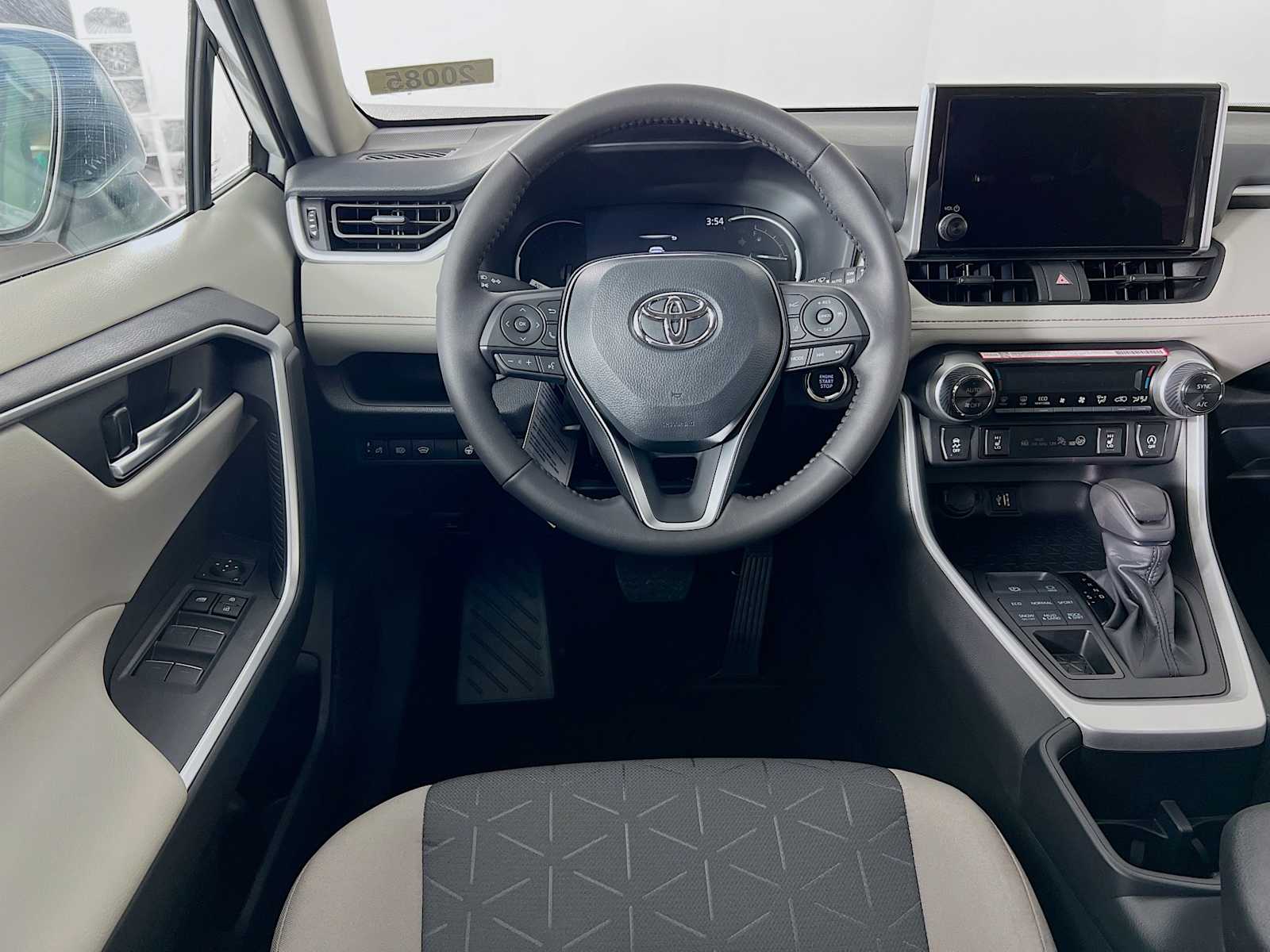 2025 Toyota RAV4 XLE - Photo 15
