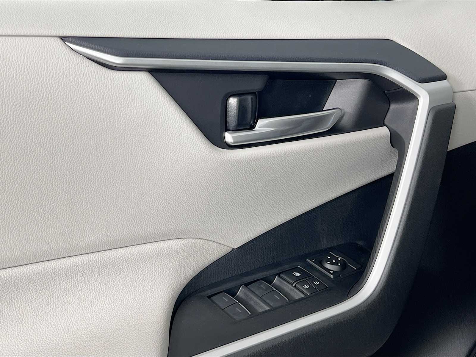 2025 Toyota RAV4 XLE - Photo 16