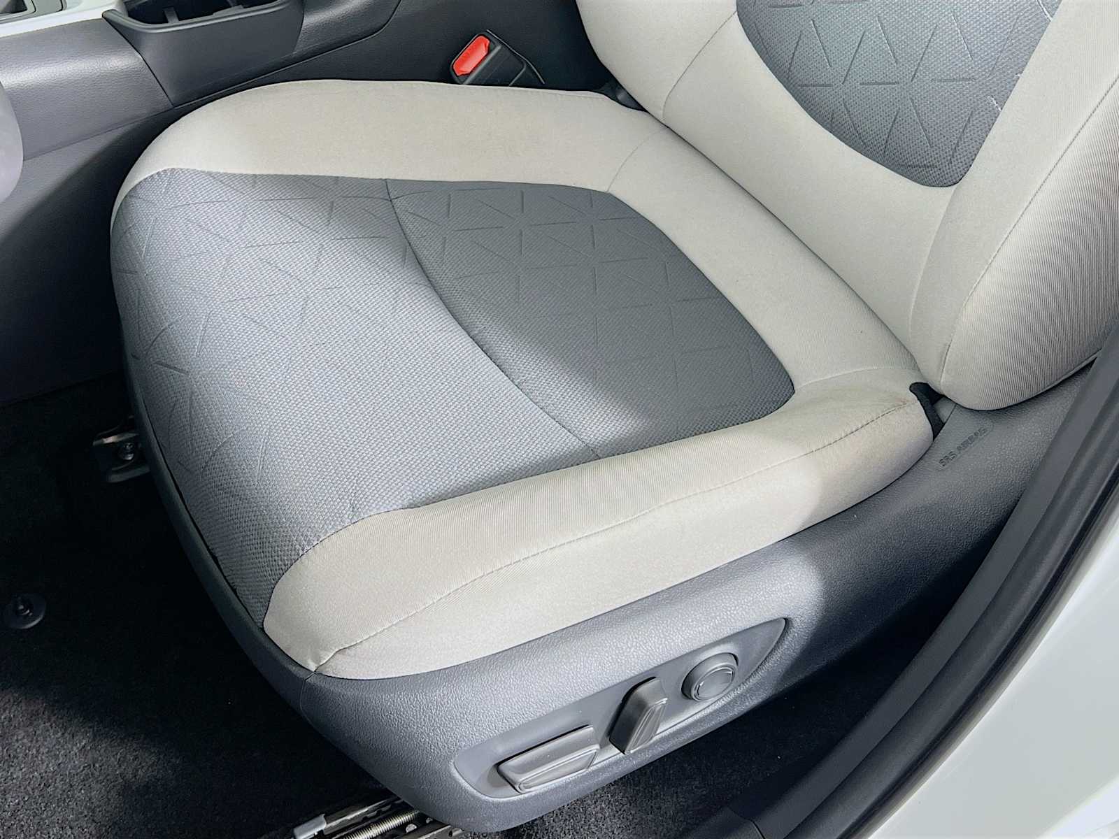 2025 Toyota RAV4 XLE - Photo 17