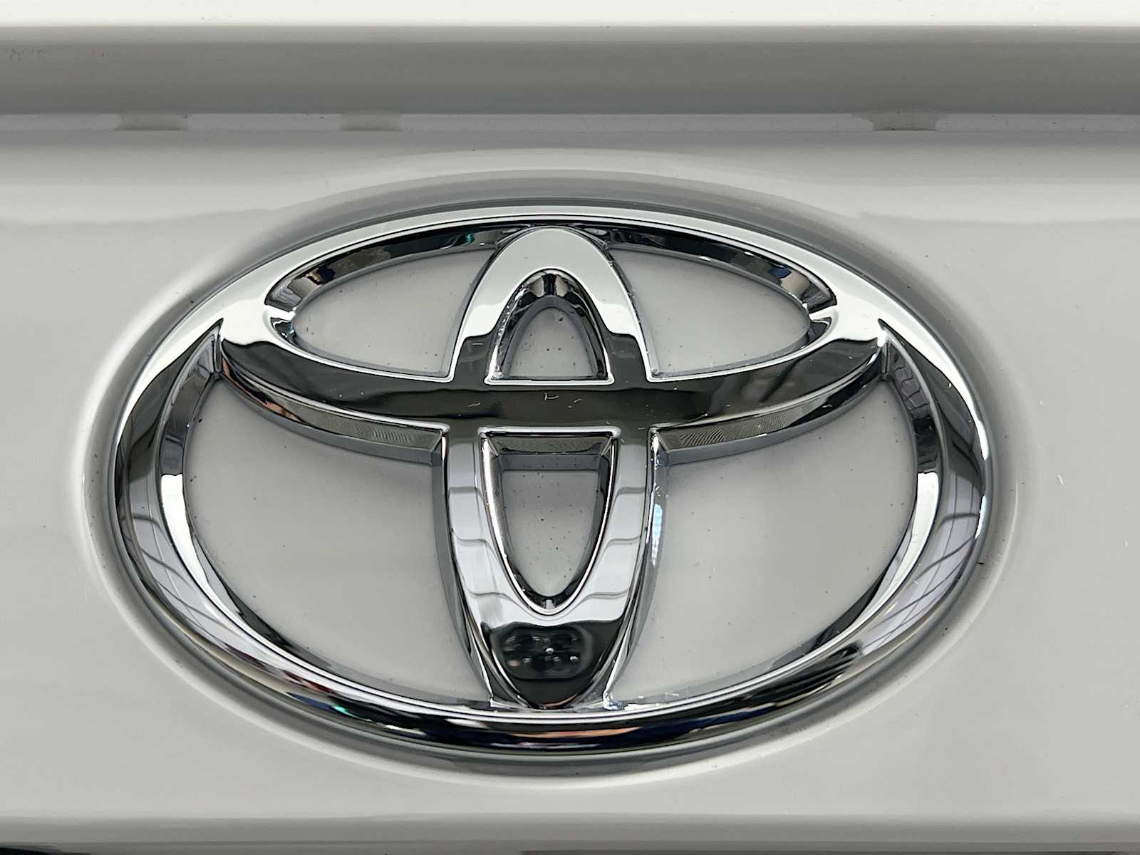 2025 Toyota RAV4 XLE - Photo 18