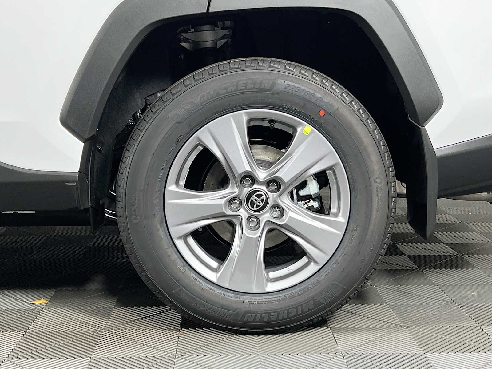 2025 Toyota RAV4 XLE - Photo 19