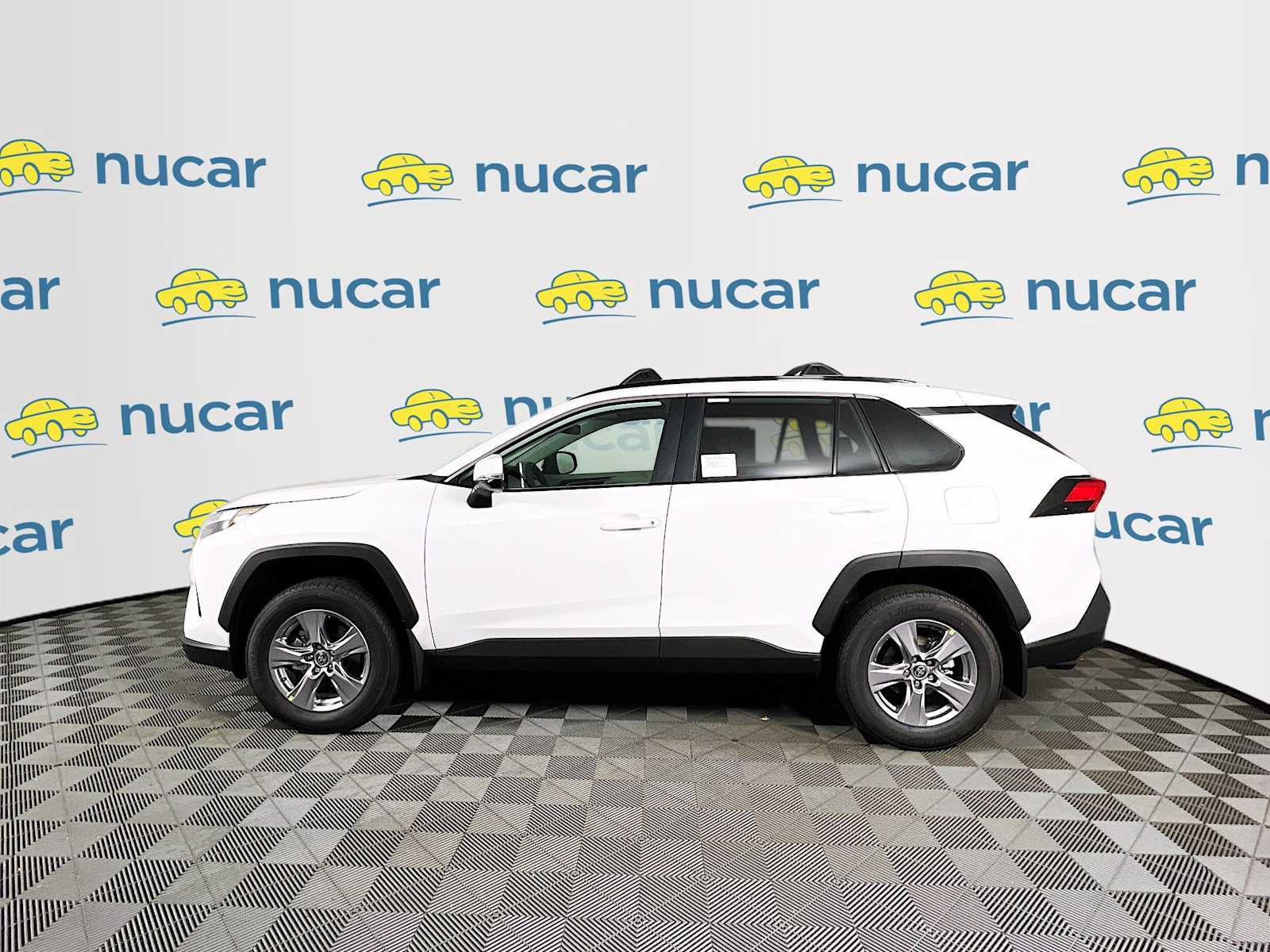 2025 Toyota RAV4 XLE - Photo 3