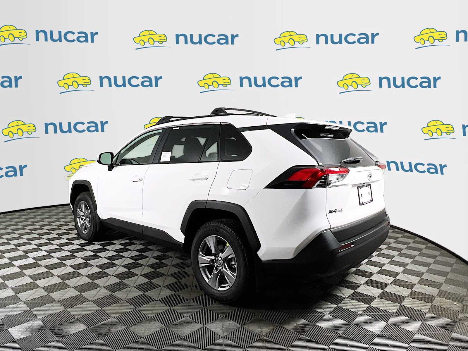 2025 Toyota RAV4 XLE - Photo 4