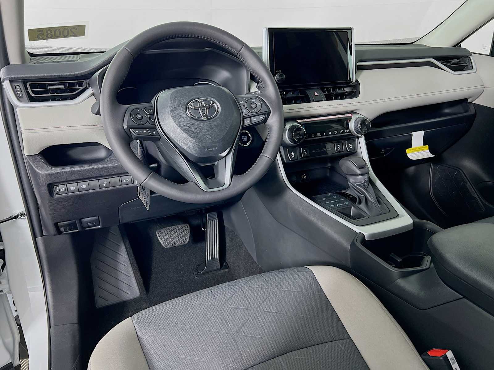 2025 Toyota RAV4 XLE - Photo 6