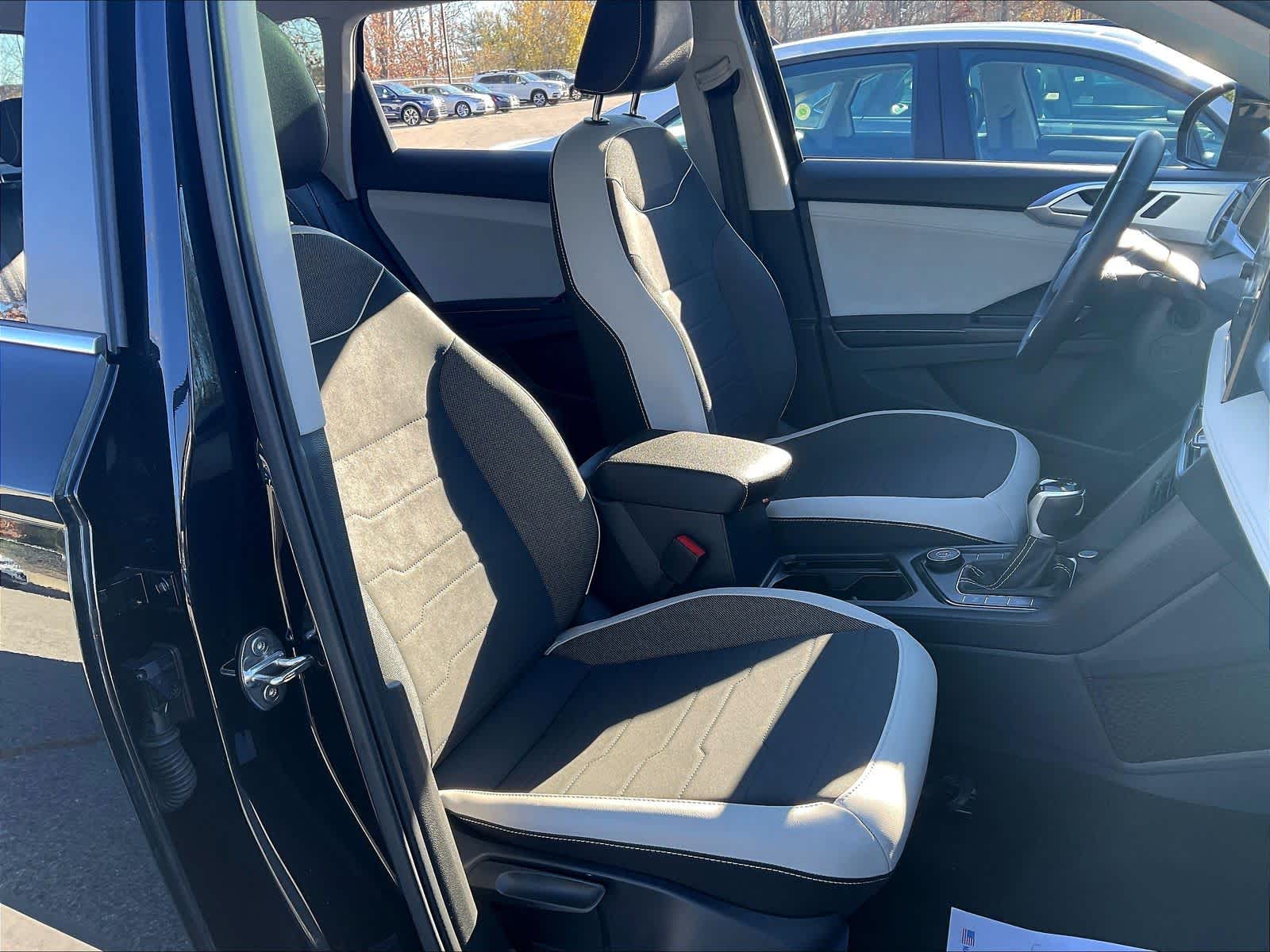 2025 Volkswagen Taos SE - Photo 9