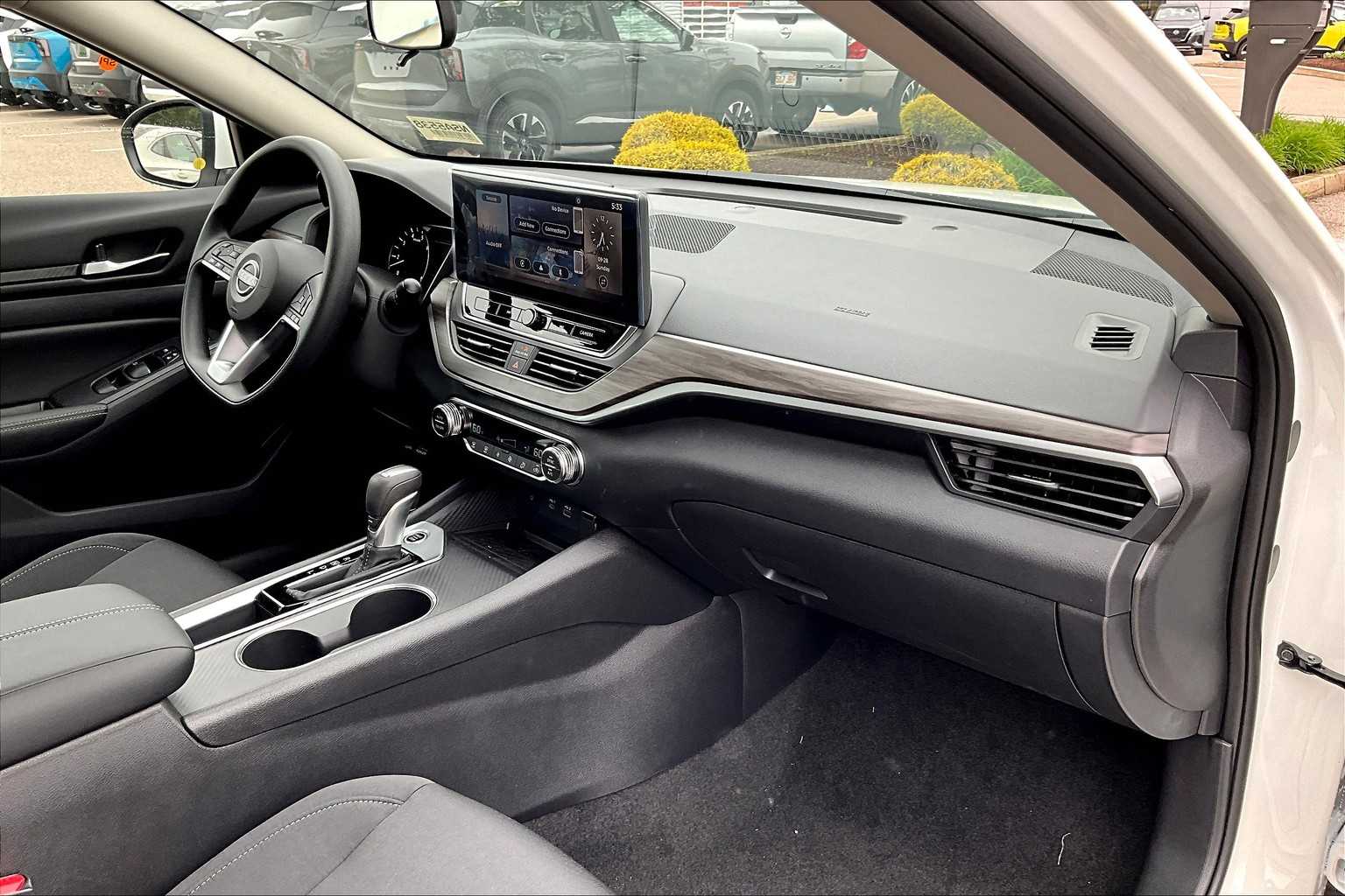 2025 Nissan Altima SV - Photo 10