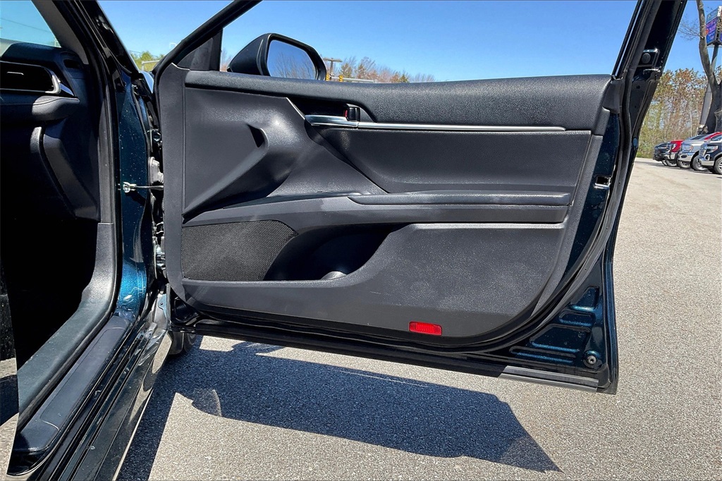 2020 Toyota Camry LE - Photo 11