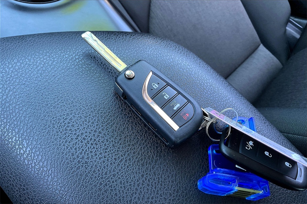 2020 Toyota Camry LE - Photo 26