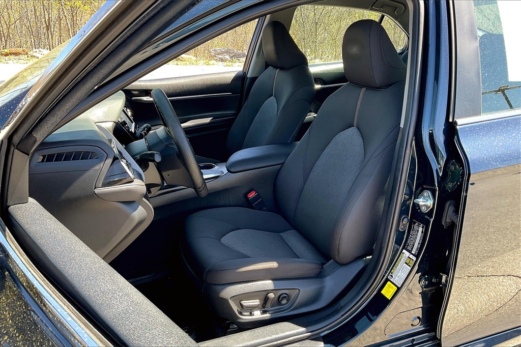 2020 Toyota Camry LE - Photo 9