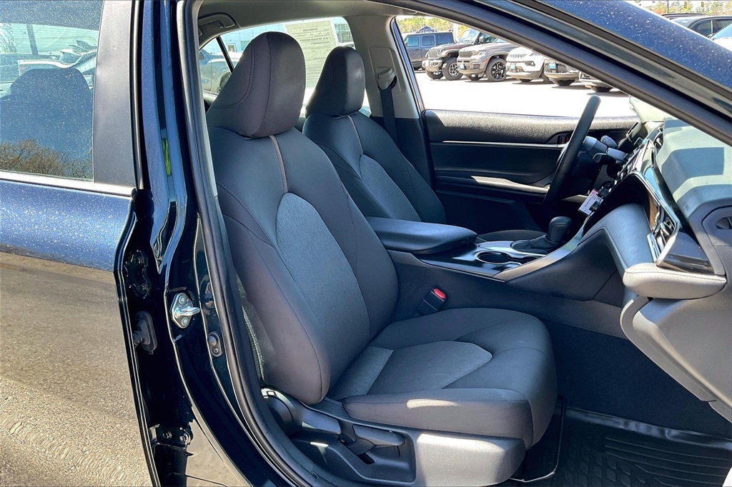 2020 Toyota Camry LE - Photo 10