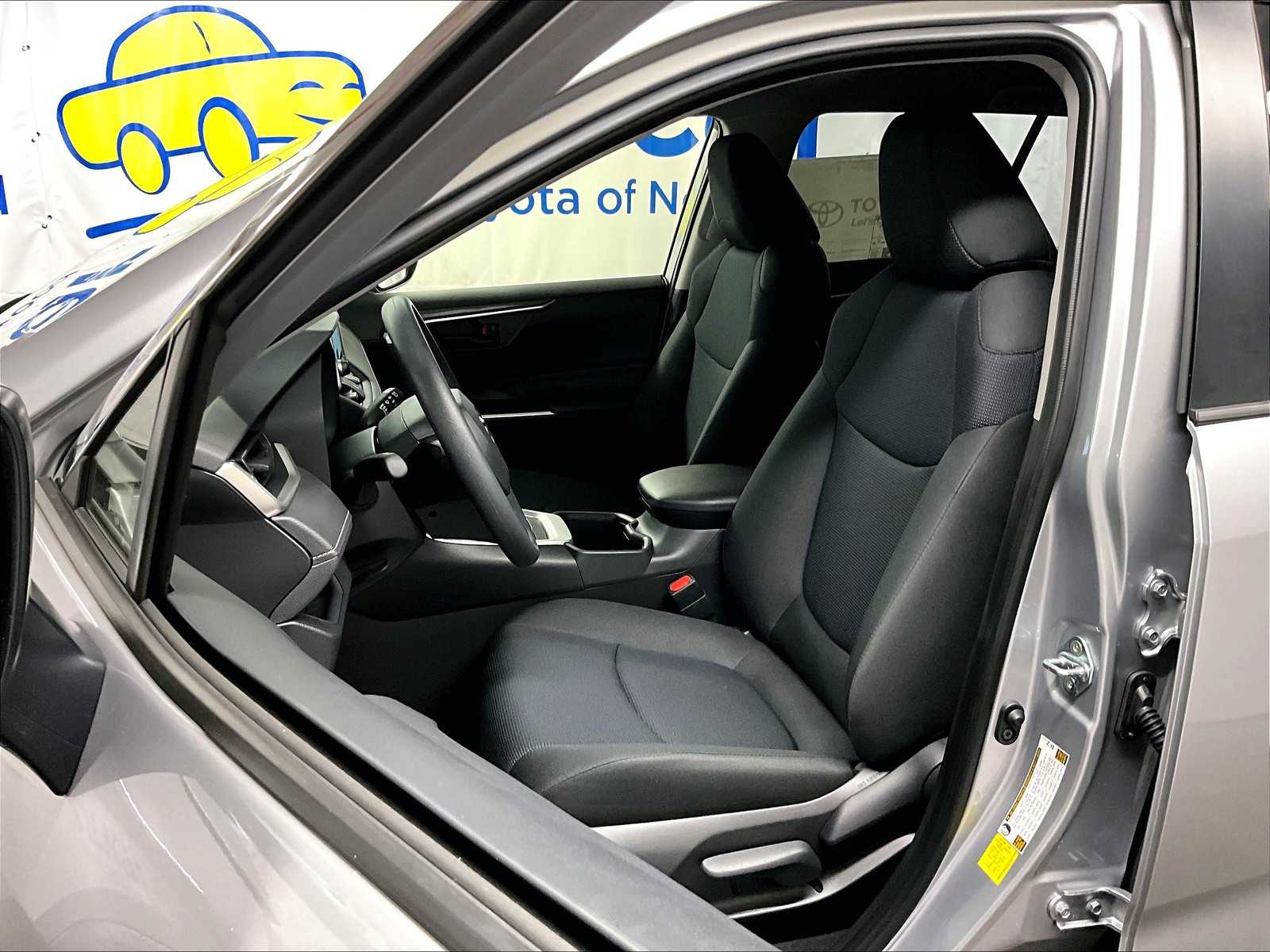 2025 Toyota RAV4 Hybrid LE - Photo 11