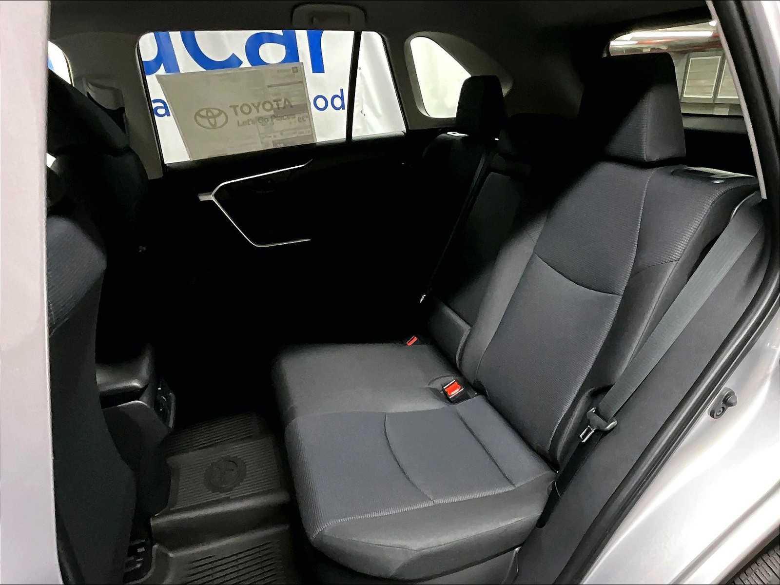 2025 Toyota RAV4 Hybrid LE - Photo 15
