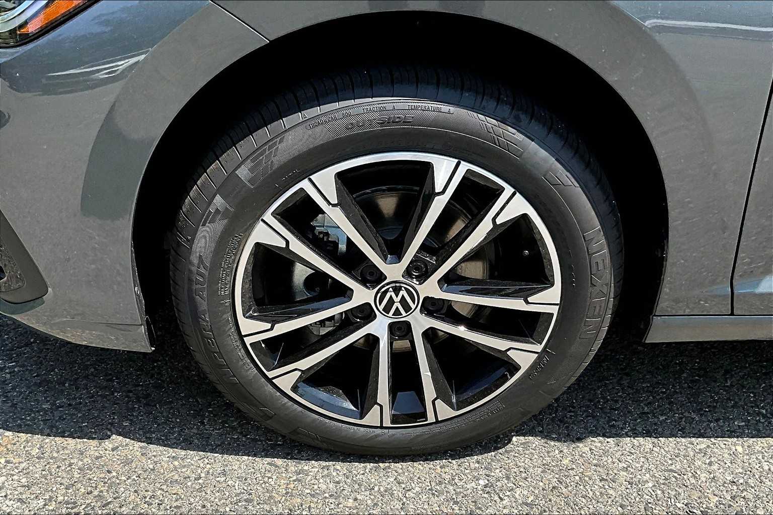 2025 Volkswagen Jetta Sport - Photo 8