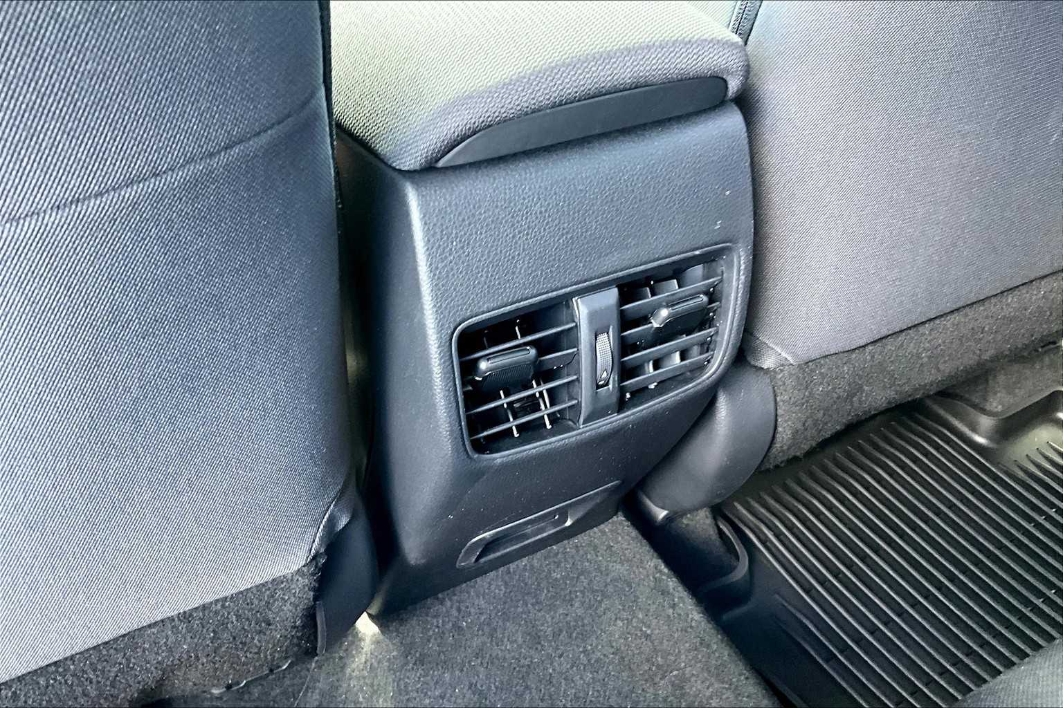 2023 Toyota Corolla Cross LE - Photo 28