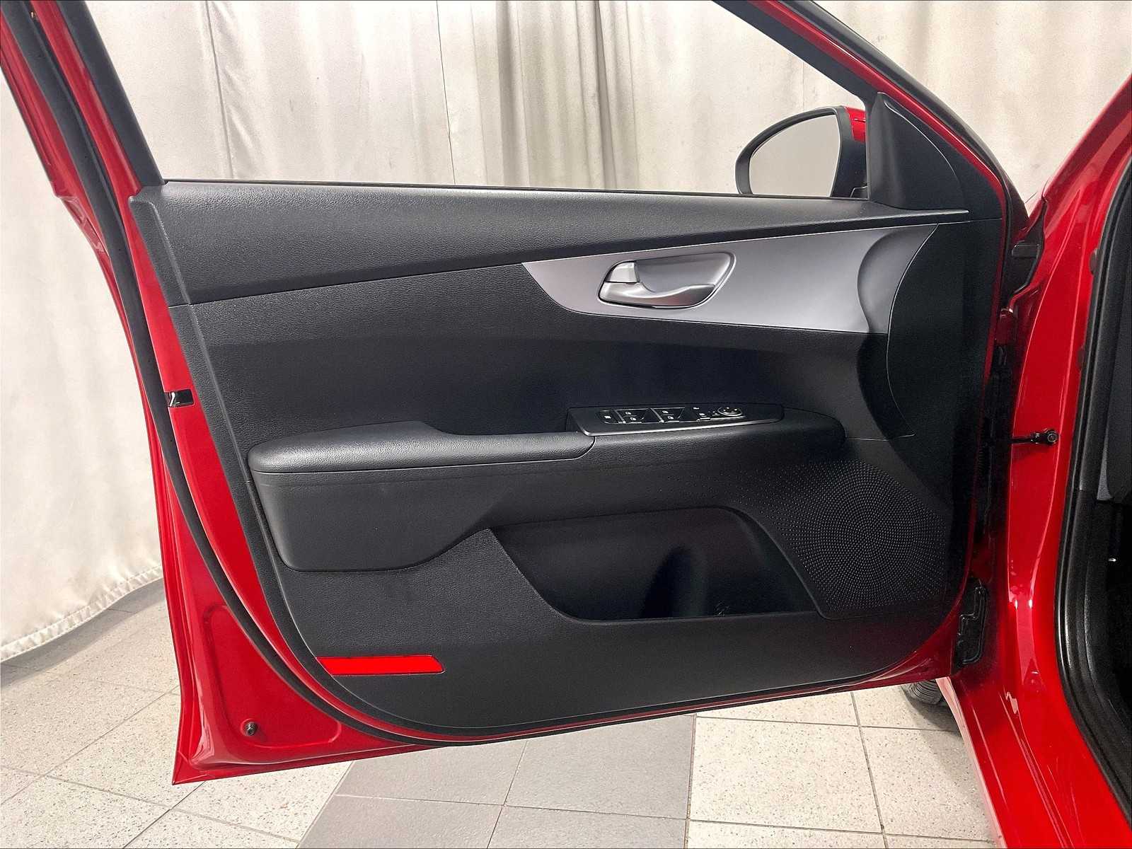 2023 Kia Forte LXS - Photo 9