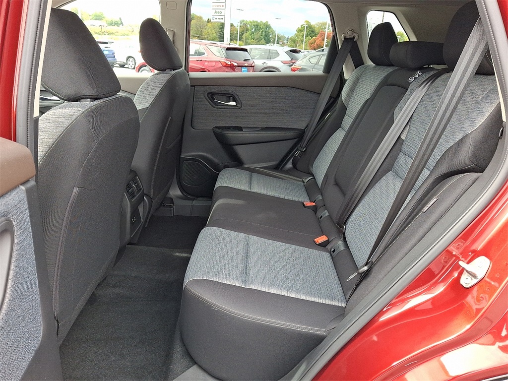 2023 Nissan Rogue SV - Photo 11