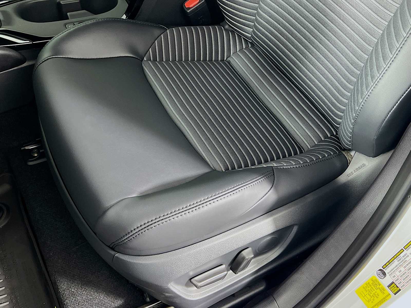 2025 Toyota Corolla XSE - Photo 16