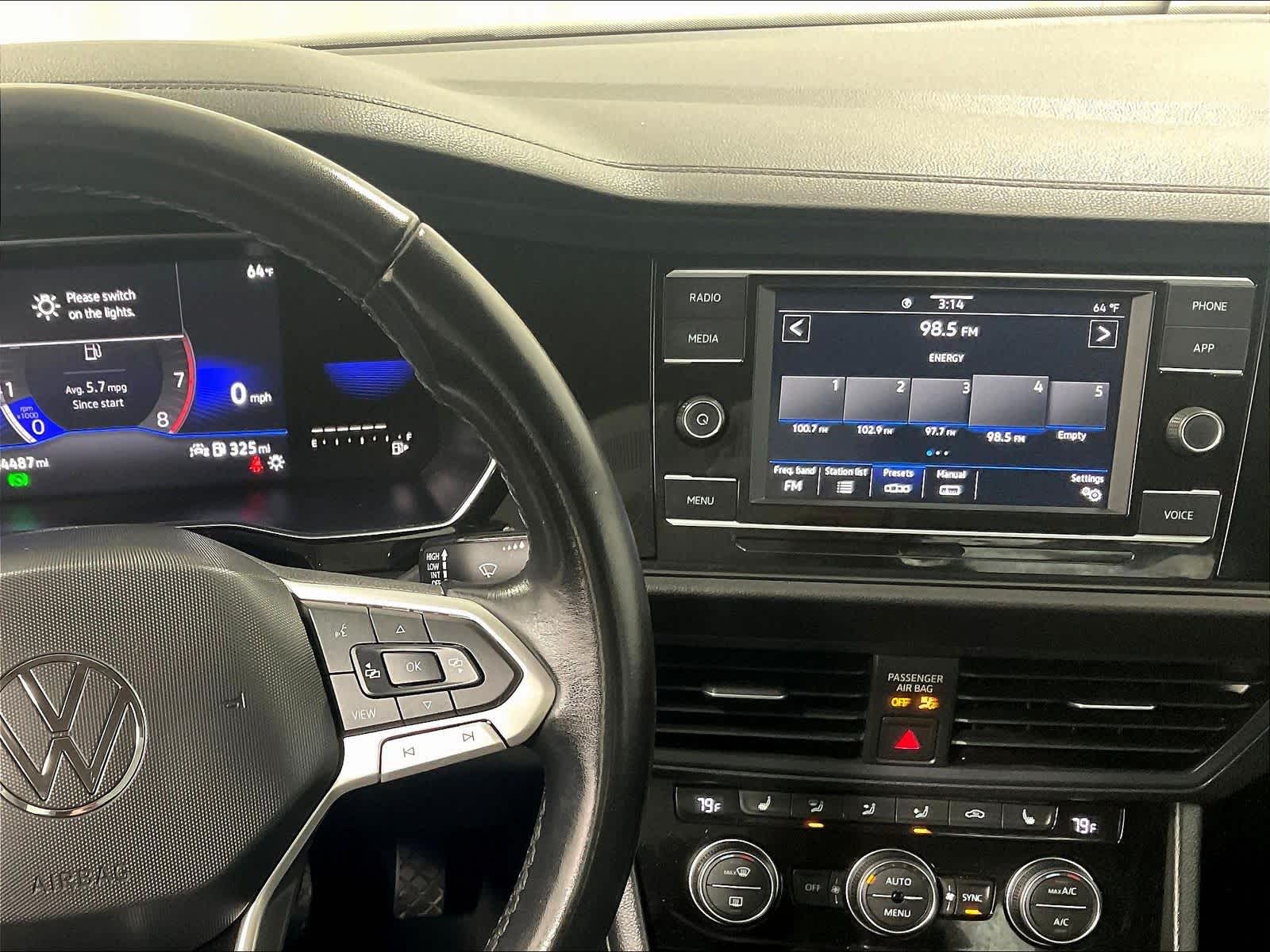 2022 Volkswagen Jetta SE - Photo 18