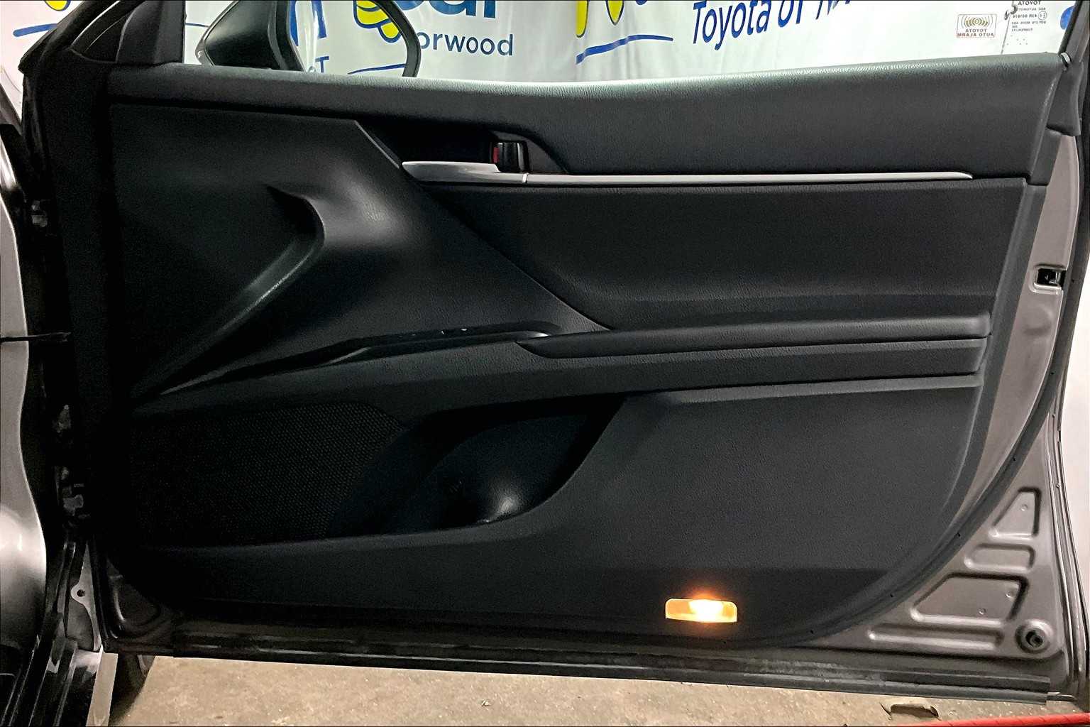 2018 Toyota Camry Hybrid LE - Photo 12