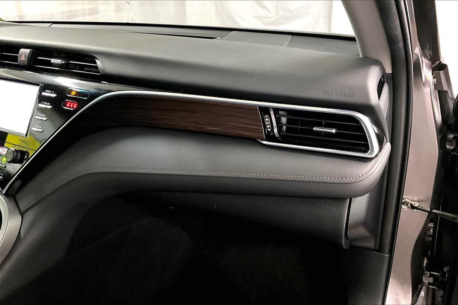 2018 Toyota Camry Hybrid LE - Photo 13