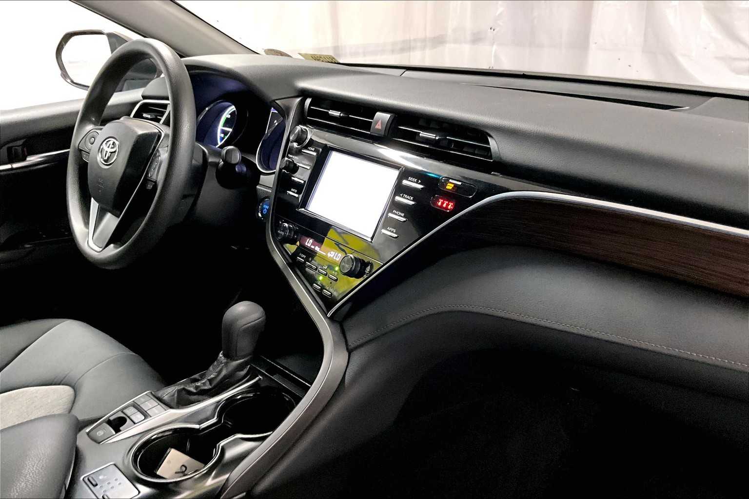 2018 Toyota Camry Hybrid LE - Photo 14