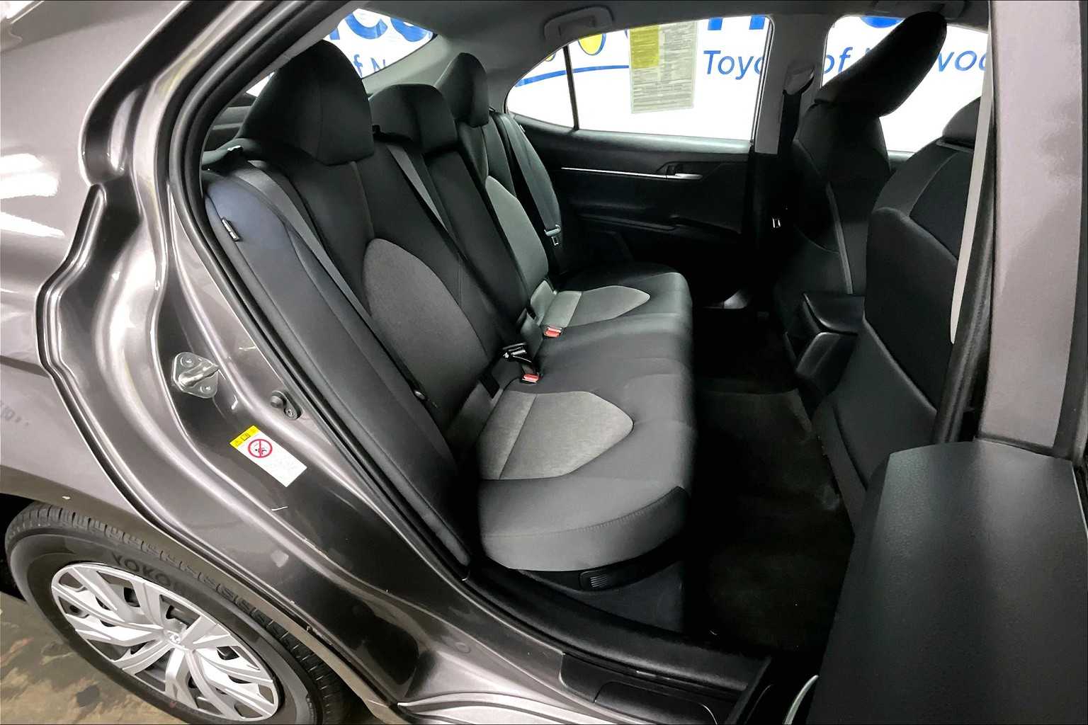 2018 Toyota Camry Hybrid LE - Photo 16