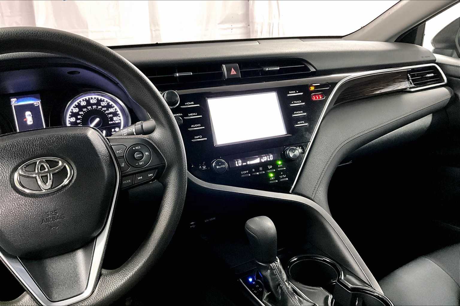 2018 Toyota Camry Hybrid LE - Photo 18
