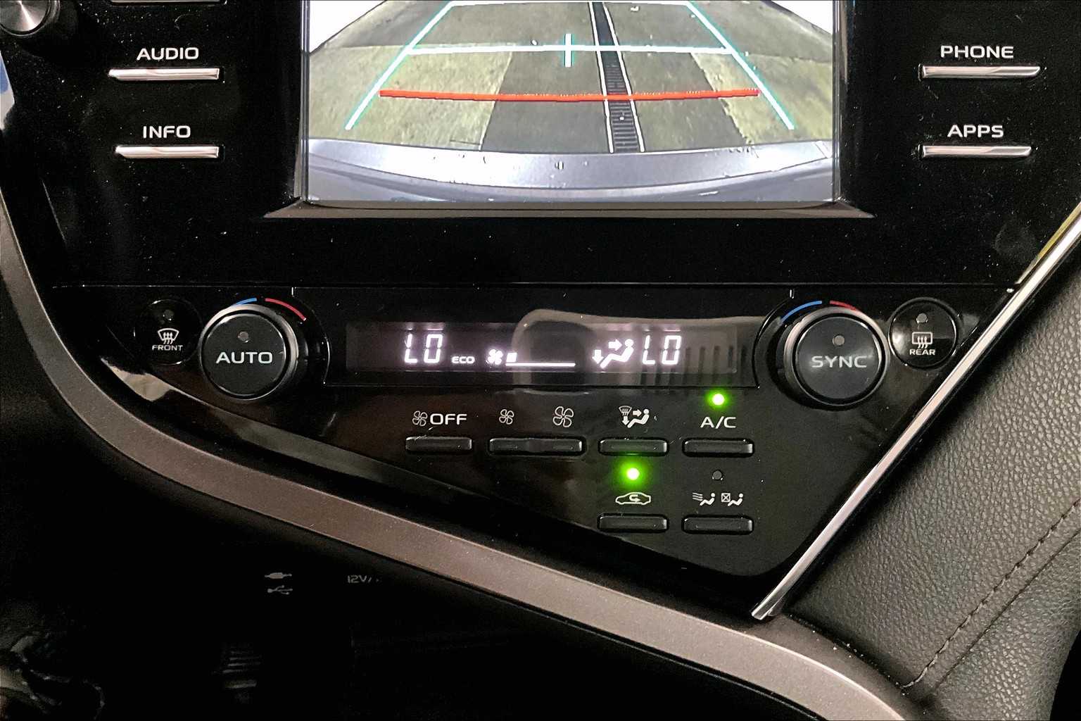 2018 Toyota Camry Hybrid LE - Photo 25