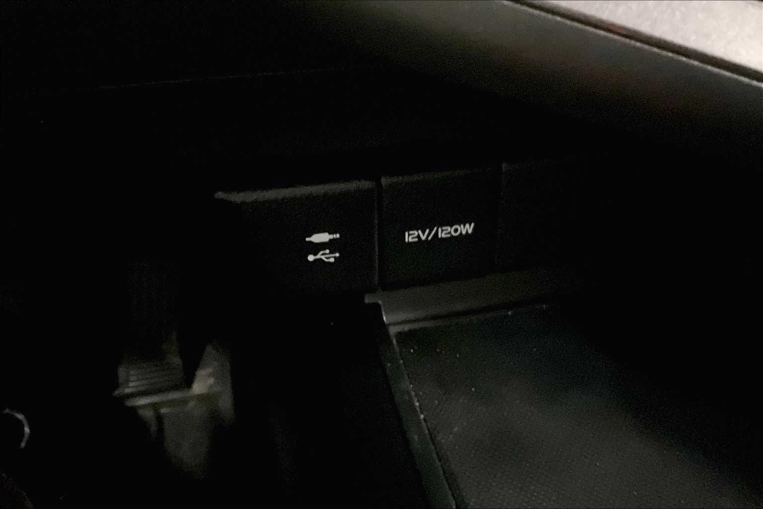 2018 Toyota Camry Hybrid LE - Photo 26