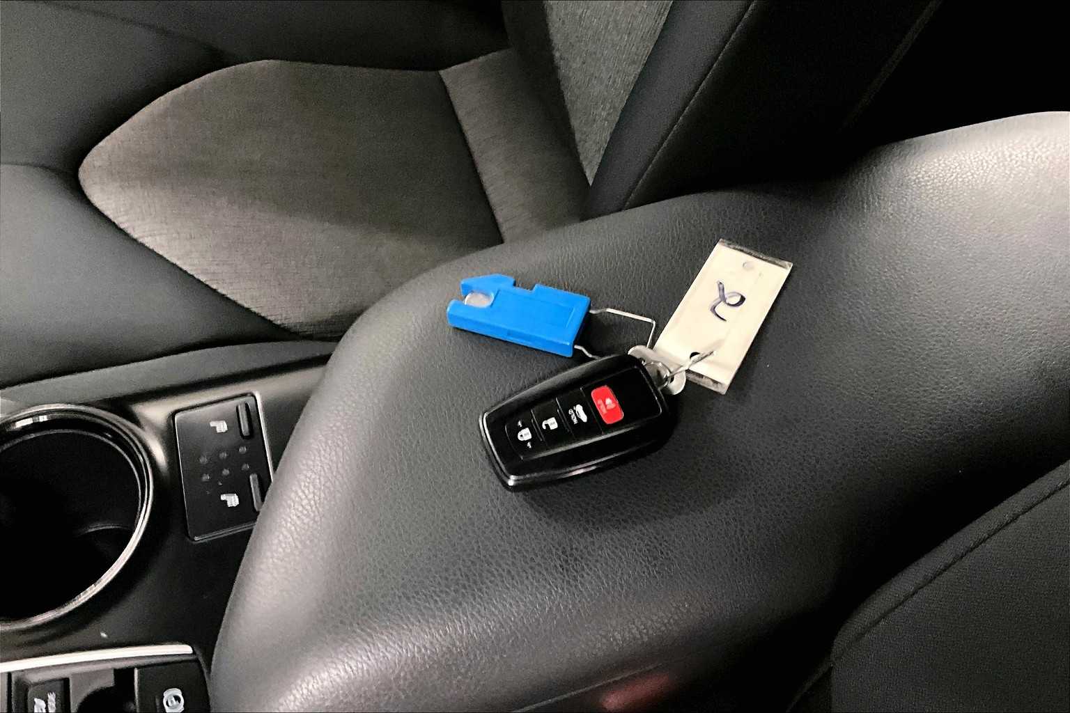 2018 Toyota Camry Hybrid LE - Photo 29