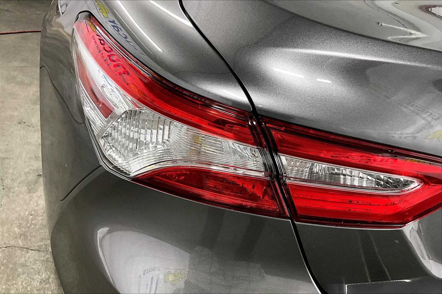 2018 Toyota Camry Hybrid LE - Photo 32