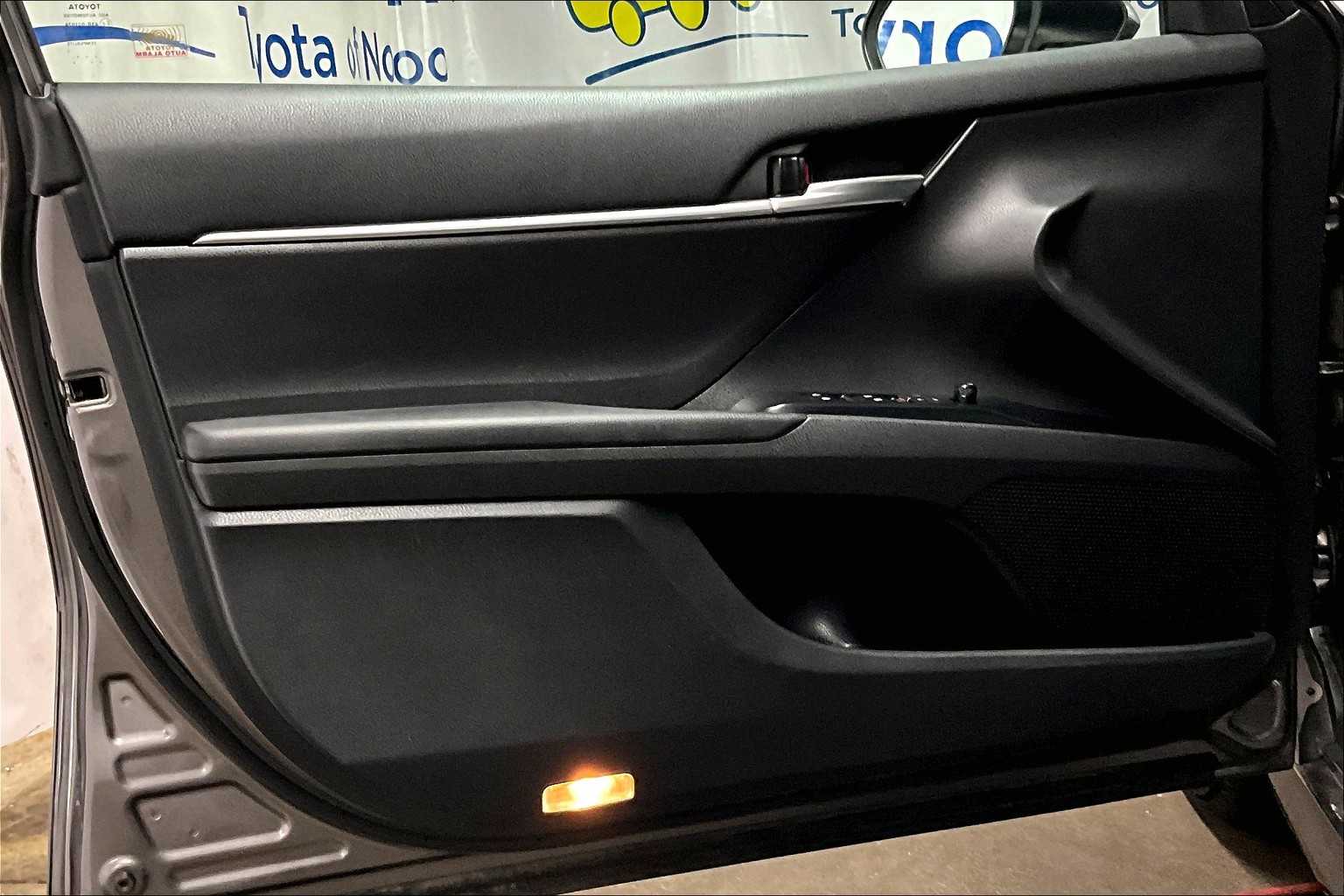 2018 Toyota Camry Hybrid LE - Photo 9
