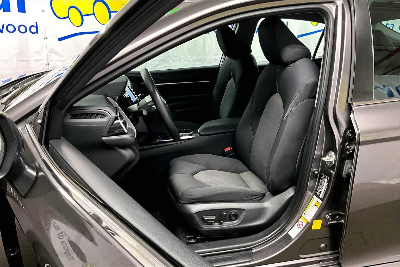 2018 Toyota Camry Hybrid LE - Photo 10