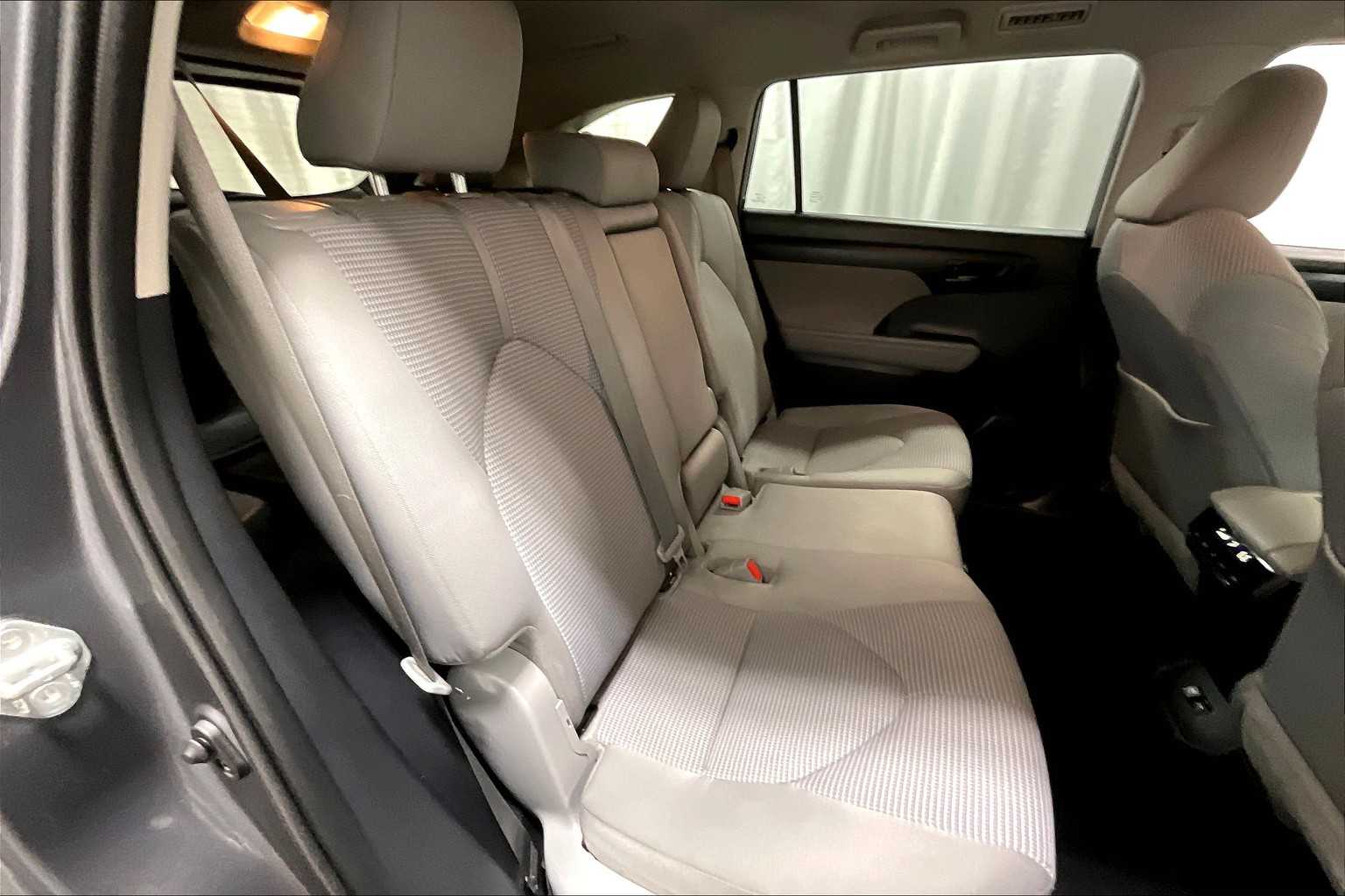 2020 Toyota Highlander L - Photo 16