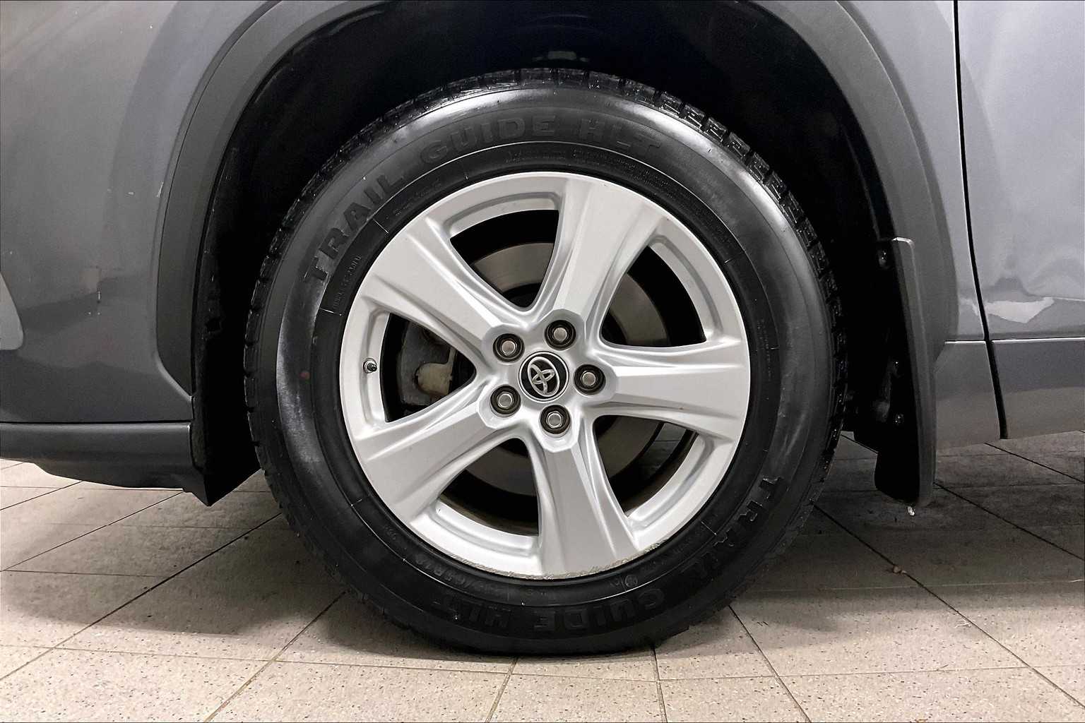 2020 Toyota Highlander L - Photo 7