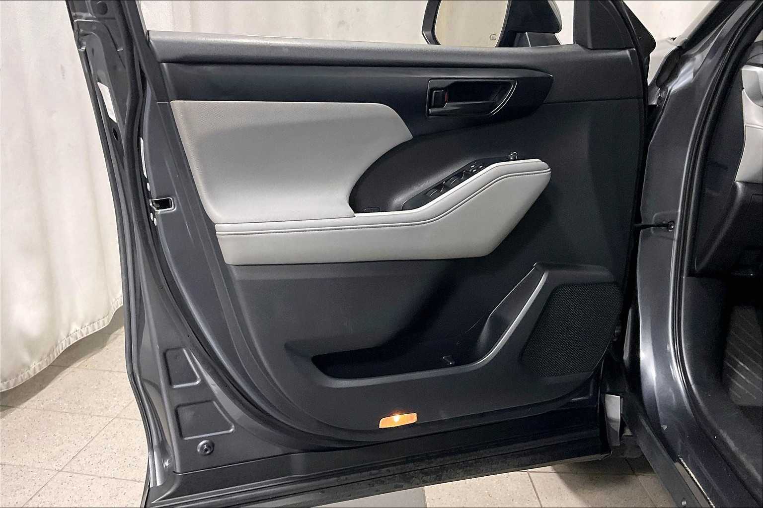 2020 Toyota Highlander L - Photo 9