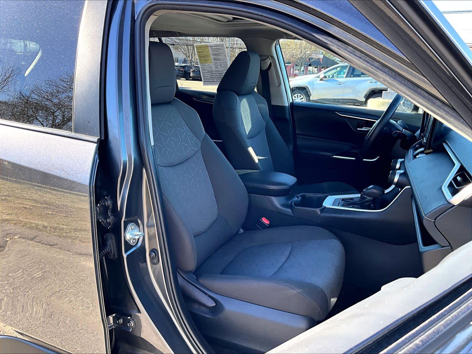 2022 Toyota RAV4 XLE - Photo 11