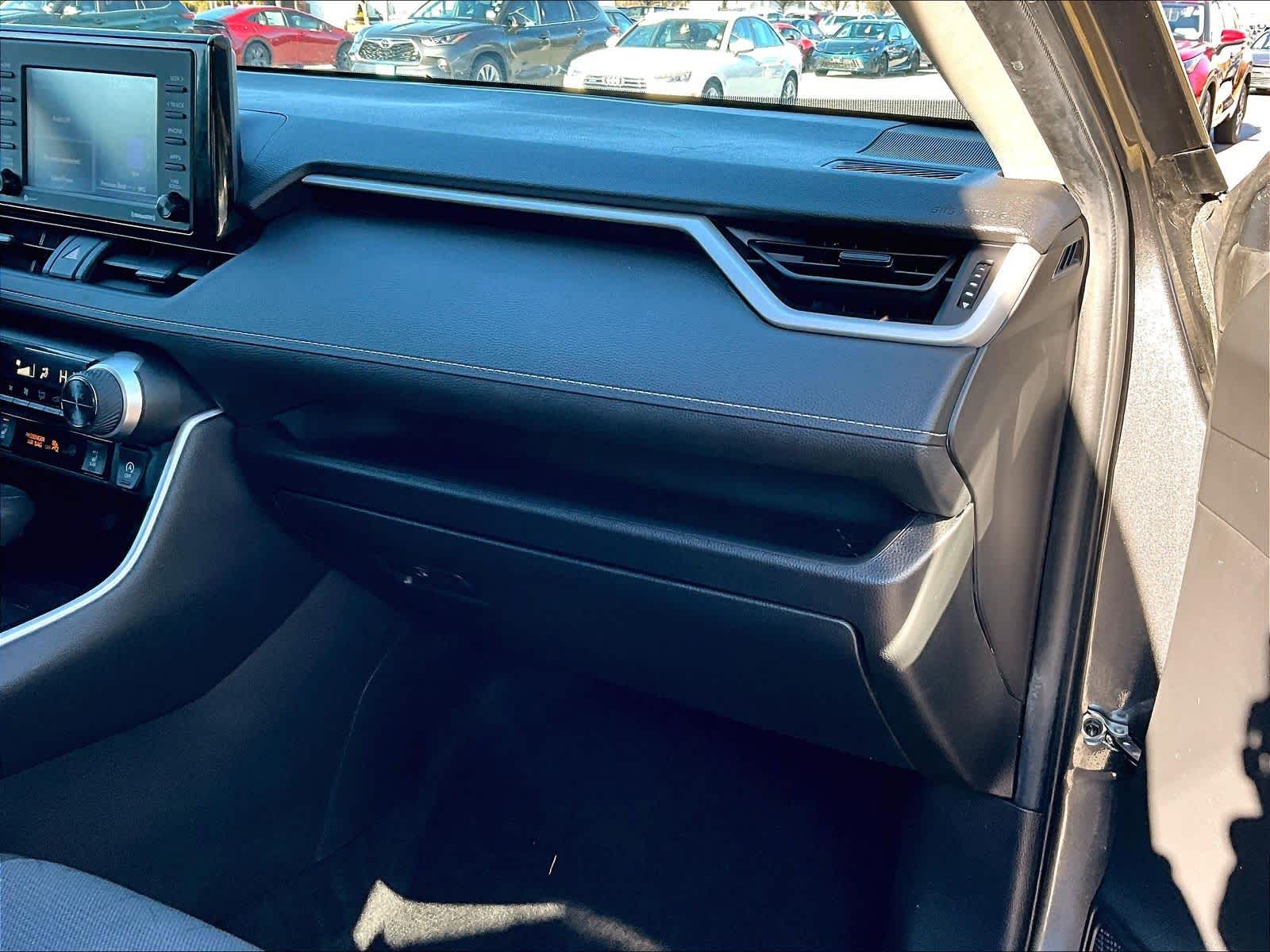 2022 Toyota RAV4 XLE - Photo 13