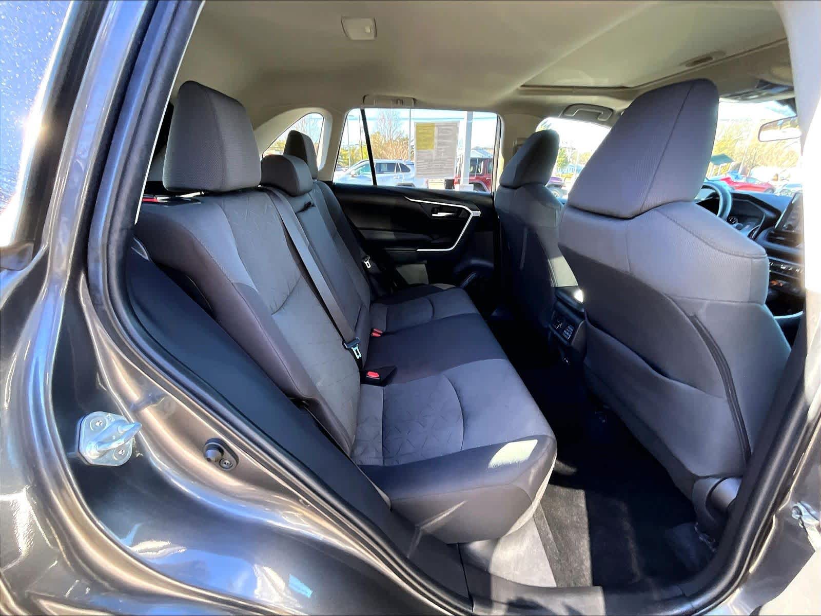 2022 Toyota RAV4 XLE - Photo 16