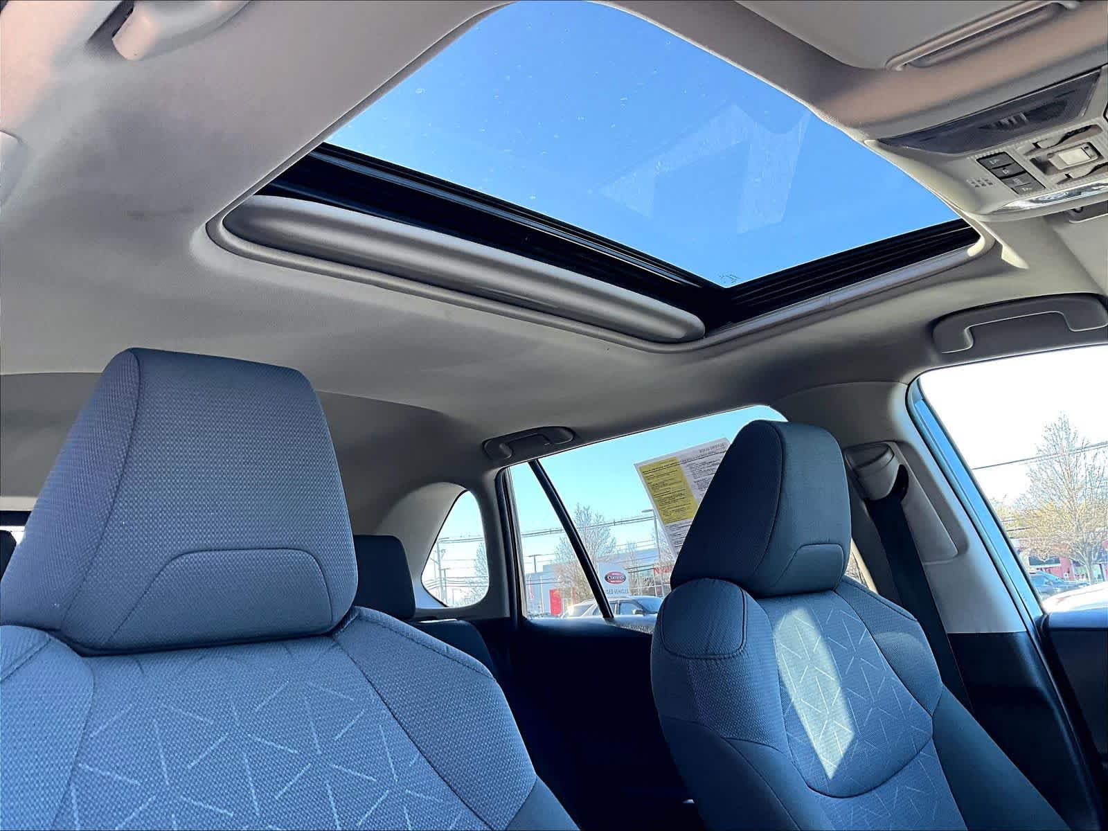 2022 Toyota RAV4 XLE - Photo 22