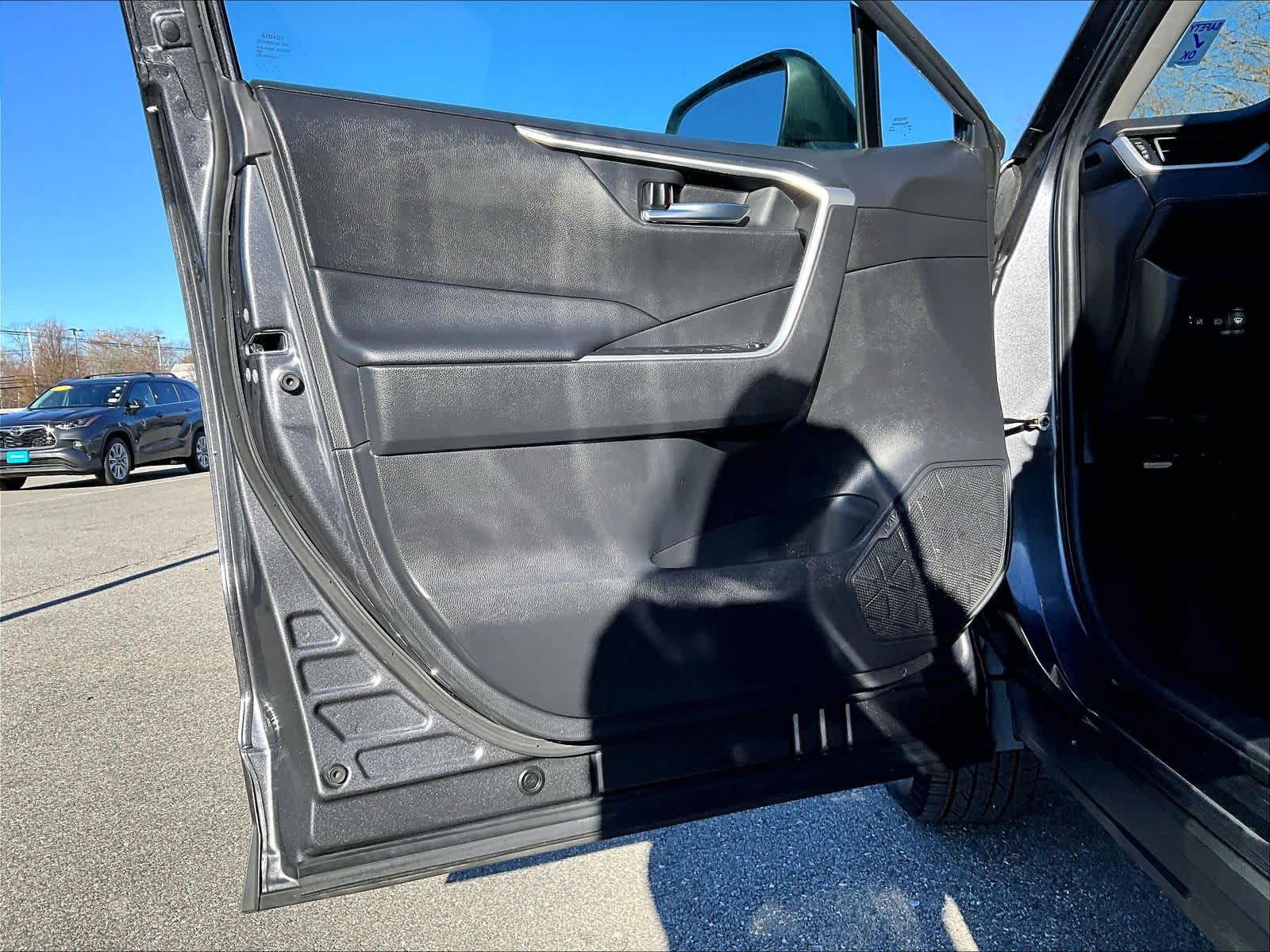 2022 Toyota RAV4 XLE - Photo 9