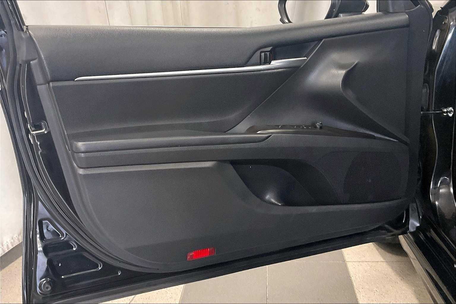 2021 Toyota Camry SE - Photo 9