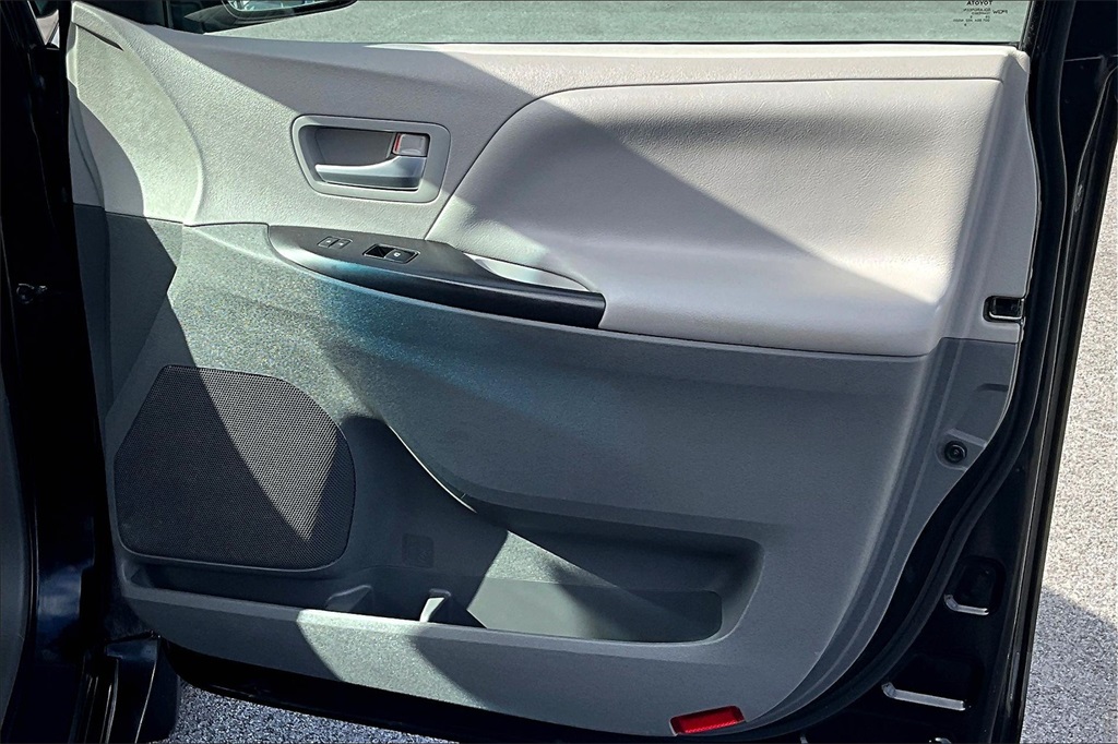 2015 Toyota Sienna LE - Photo 12