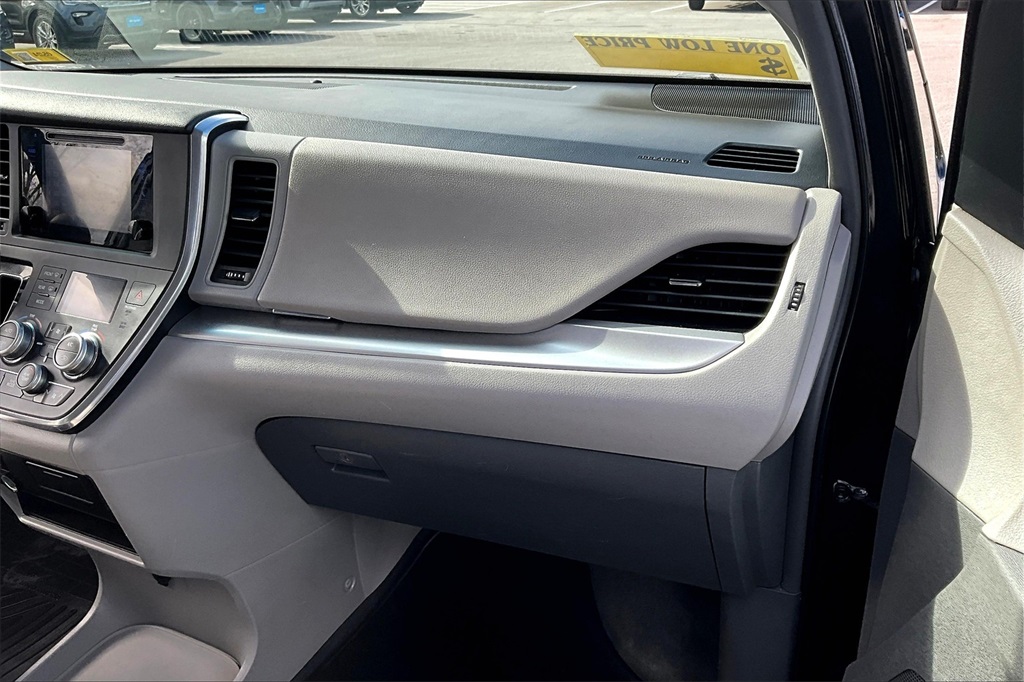2015 Toyota Sienna LE - Photo 13