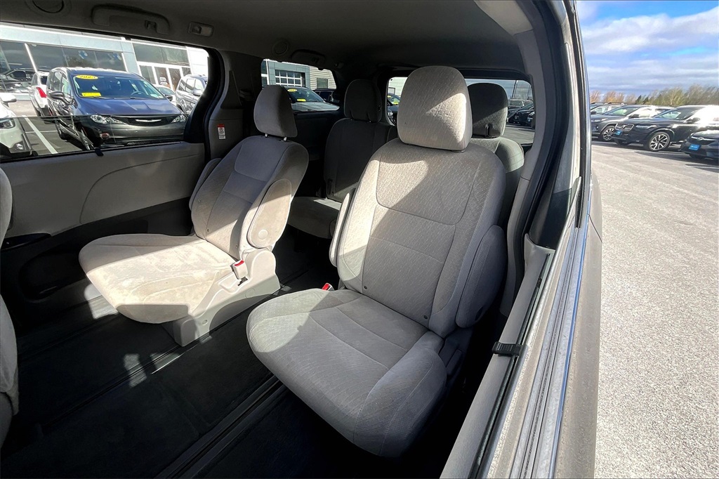 2015 Toyota Sienna LE - Photo 15